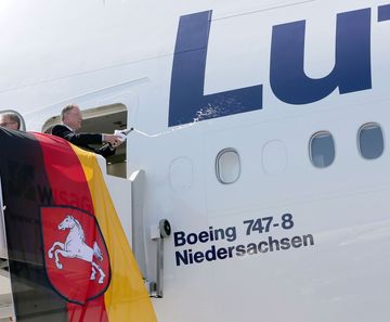 Ministerpräsident Stephan Weil tauft mit Champagner die Boeing 747-8 auf den Namen "Niedersachsen"