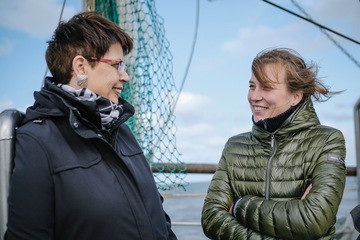 Ministerin Birgit Honé zeigt Vertretern der EU Kommission die Praxis des Krabbenfangens