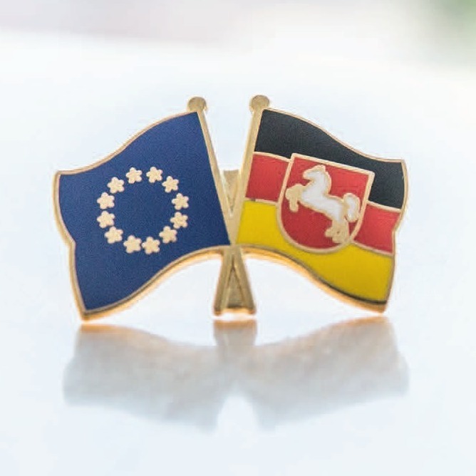 Pin mit Fähnchen der Europäischen Union und Niedersachsen