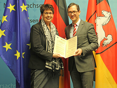 Europaministerin Birgit Honé mit dem Vertreter der der Europäischen Kommission in Deutschland, Richard Nikolaus Kühnel