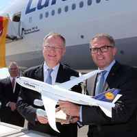 Ministerpräsident Stephan Weil und der Lufthansa-Vorstandsvorsitzende Carsten Spohr mit dem Modell des getauften Super-Jumbos. Im Hintergrund das Original.