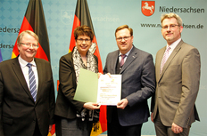 Ministerin Birigit Honé mit Vertretern des Bündnisses Ems-Achse