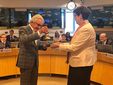Niedersachsens Europaministerin Birgit Honé übergibt zum Ende der Konferenz in Brüssel die Tischglocke der EMK als Vorsitzsymbol an den nordrhein-westfälischen Europaminister Stephan Holthoff-Pförtner.