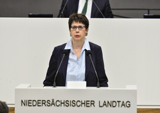 Ministerin Birgit Honé vor dem Niedersächsischen Landtag