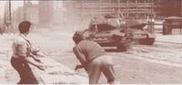 Junge Arbeiter werfen Steine auf anrückende Panzer