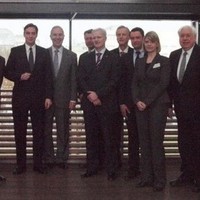 MP McAllister und seine Gäste von der AmCham, darunter Botschafter a.D. John C. Kornblum