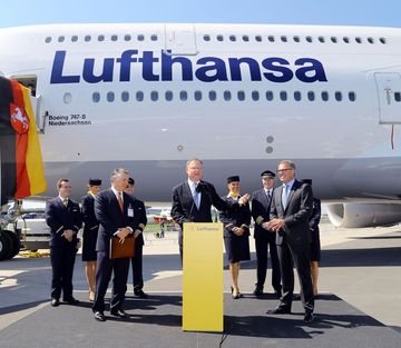Ministerpräsident Stephan Weil bei seiner Ansprache vor der Boeing 747-8. Rechts der Lufthansa-Vorstandsvorsitzende Carsten Spohr.