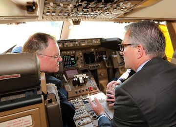 Ministerpräsident Stephan Weil und der Lufthansa-Vorstandsvorsitzende Carsten Spohr im Cockpit der Boeing 747-8 "Niedersachsen".