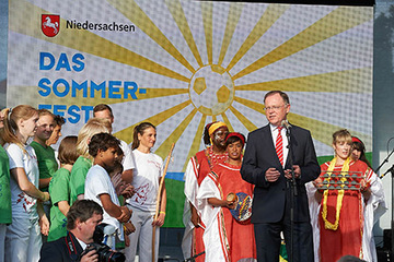 Stephan Weil bei der Eröffnung des Sommerfest - assistiert von Capoeira-Tänzern