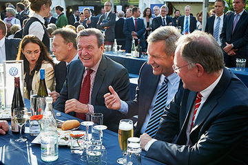 Weil-Wulff-Schröder-SPD-Fraktionschef Thomas Oppermann und Generalsekretärin Yasmin Fahimi -von rechts