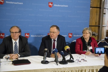 Ministerpräsident Stephan Weil mit den Landräten Angela Schürzeberg und Bernhard Reuter bei der Pressekonferenz im Vorfeld der Veranstaltung