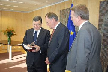 Ministerpräsident Stephan Weil mit José Manuel Durão Barroso (ehemaliger Präsident der Europäischen Kommission) und Stefan Wenzel