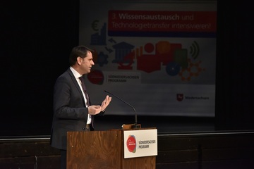 Rede von Wirtschaftsminister Lies vor ca. 250 Gästen