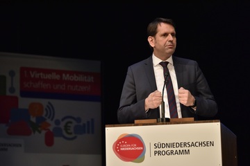 Rede von Wirtschaftsminister Olaf Lies vor ca. 250 Gästen