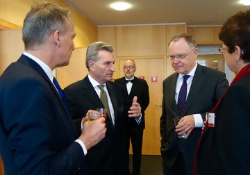 Stephan Weil, Stefan Wenzel und Birgit Honé im Gespräch mit Haushaltskommissar Günther Oettinge