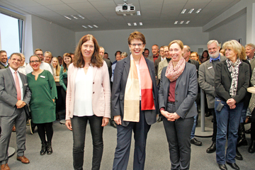 v.l.n.r.: Karin Beckmann, Ministerin Birgit Honé, Heike Fliess