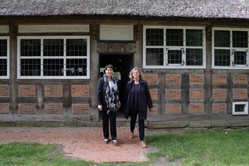 Ministerin Birgit Honé besucht das Museumsdorf Cloppenburg
