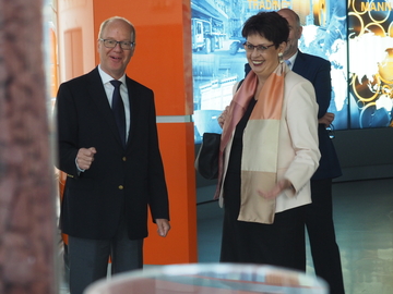 Ministerin Birgit Honé besucht die Sazlgitter AG