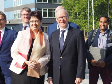 Ministerin Birgit Honé besucht die Sazlgitter AG