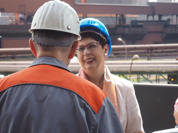 Ministerin Birgit Honé besucht die Sazlgitter AG