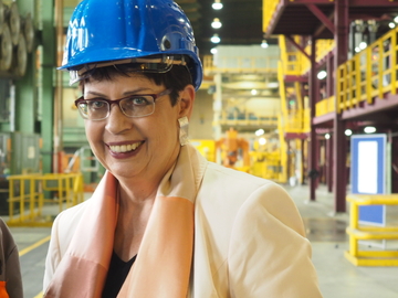 Ministerin Birgit Honé besucht die Sazlgitter AG