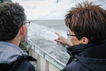 Ministerin Birgit Honé zeigt Vertretern der EU Kommission die Praxis des Krabbenfangens