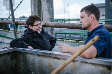 Ministerin Birgit Honé zeigt Vertretern der EU Kommission die Praxis des Krabbenfangens