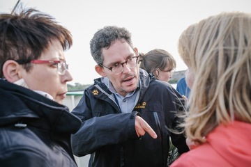 Ministerin Birgit Honé zeigt Vertretern der EU Kommission die Praxis des Krabbenfangens