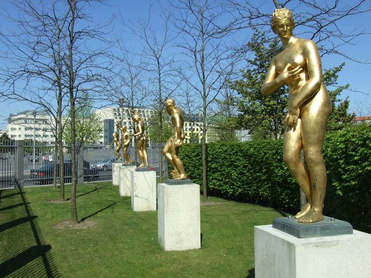 Vergoldeten Barock-Figuren im Garten der Landesvertretung