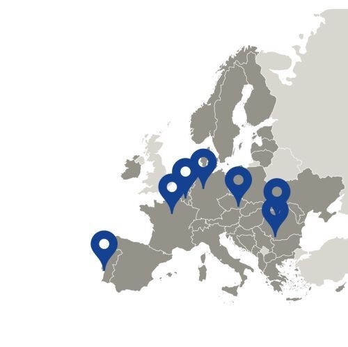 Das Bild zeigt eine Karte von Europa, die EU-Mitgliedstaaten sind farblich leicht hervorgehoben. Mit Locationspins sind die teilnehmenden Regionen des Projektes "GreenGov" markiert.