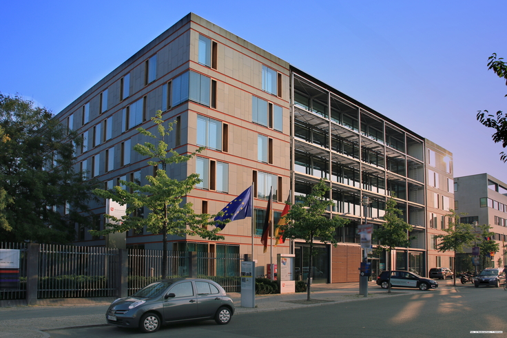 Das Gebäude der Niedersächsischen Landesvertretung in Berlin im Schein der Morgensonne.