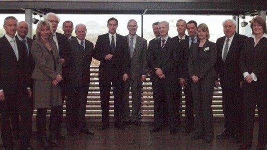 MP McAllister und seine Gäste von der AmCham, darunter Botschafter a.D. John C. Kornblum