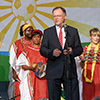 Stephan Weil bei der Eröffnung des Sommerfest - assistiert von Capoeira-Tänzern