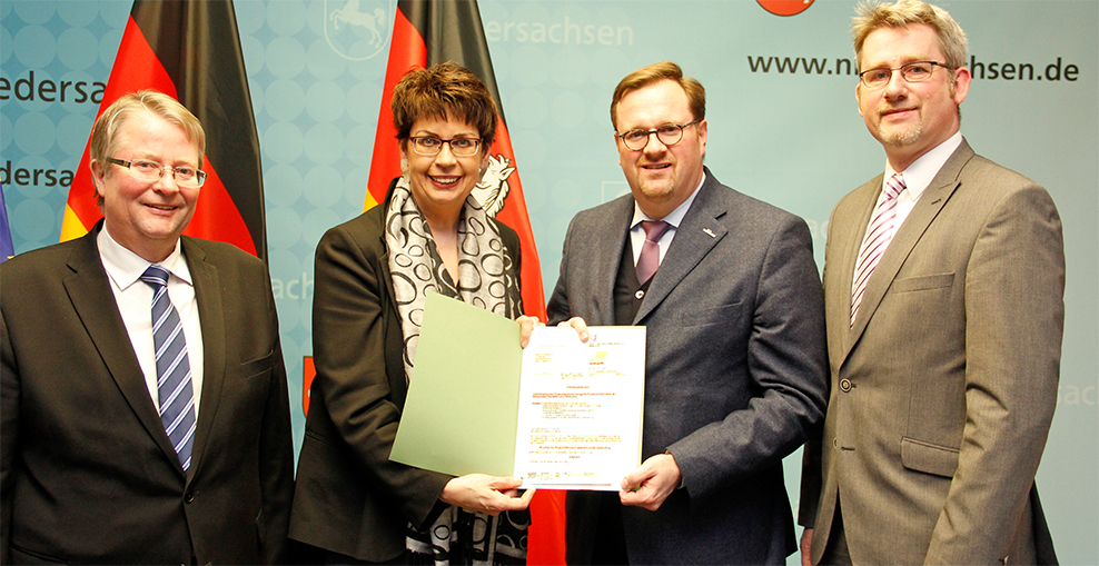 Regionalministerin Birgit Honé mit Vertretern Bündnisses Ems-Achse