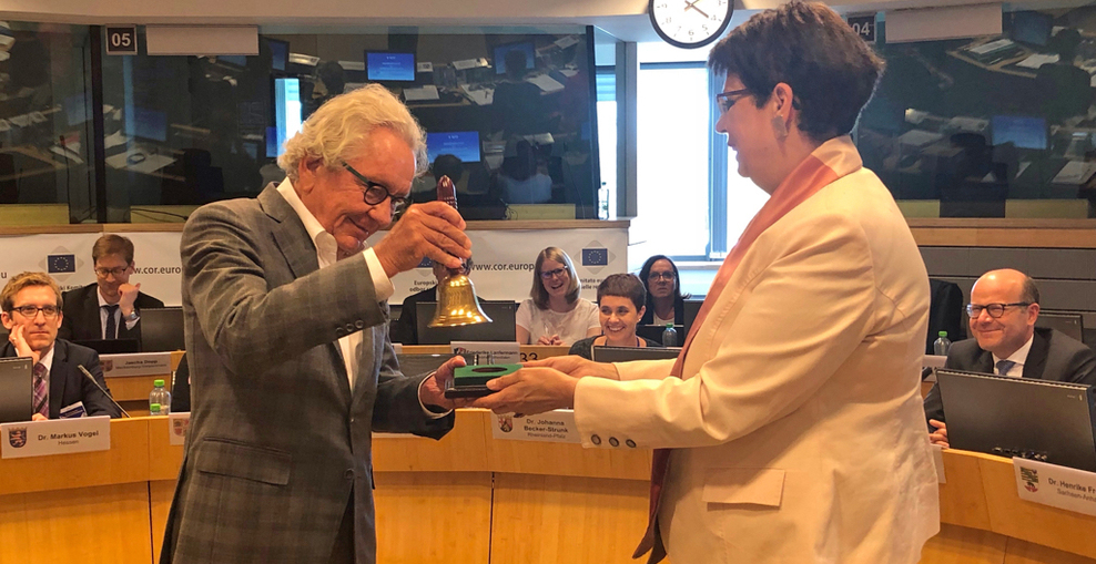 Niedersachsens Europaministerin Birgit Honé übergibt zum Ende der Konferenz in Brüssel die Tischglocke der EMK als Vorsitzsymbol an den nordrhein-westfälischen Europaminister Stephan Holthoff-Pförtner.