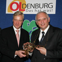 Der neue Grünkohlkönig Ole von Beust und dessen Vorgänger, EU-Kommissar Günther Verheugen