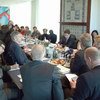 Die Mitglieder des Vereins der ausländischen Presse bei ihrem Gespräch mit Ministerpräsident Wulff