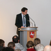 Der Leiter der Landesvertretung Stefan Schnorr begrüßt die Gäste