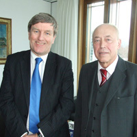 Dan Mulhall und Staatssekretär Wolfgang G. Gibowski