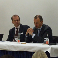 Friedrich Merz spricht auf dem Podium beim "Atlantik-Gespräch der Berliner Young Leaders Alumni
