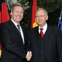 Ministerpräsident Christian Wulff mit dem Preisträger des Werner-von-Siemens-Rings Bernard Meyer