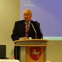 Umweltminister Hans-Heinrich Sander bei der Begrüßung